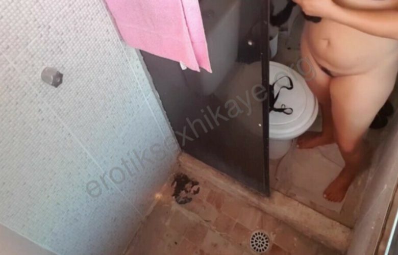 Kazan dairesine gelen yakışıklı adamla sevişirken eve kız arkadaşım geldi.